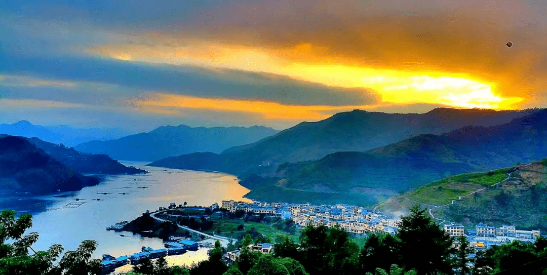 夕阳下的蔗香滨湖康养小镇 图源/望谟县人民政府网站