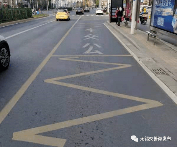 停靠站标线 (公交站台标线)  如何通行:允许公交车停靠,其他车辆不得
