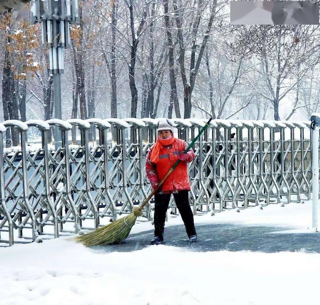 致敬最美扫雪人:你们温暖一座城