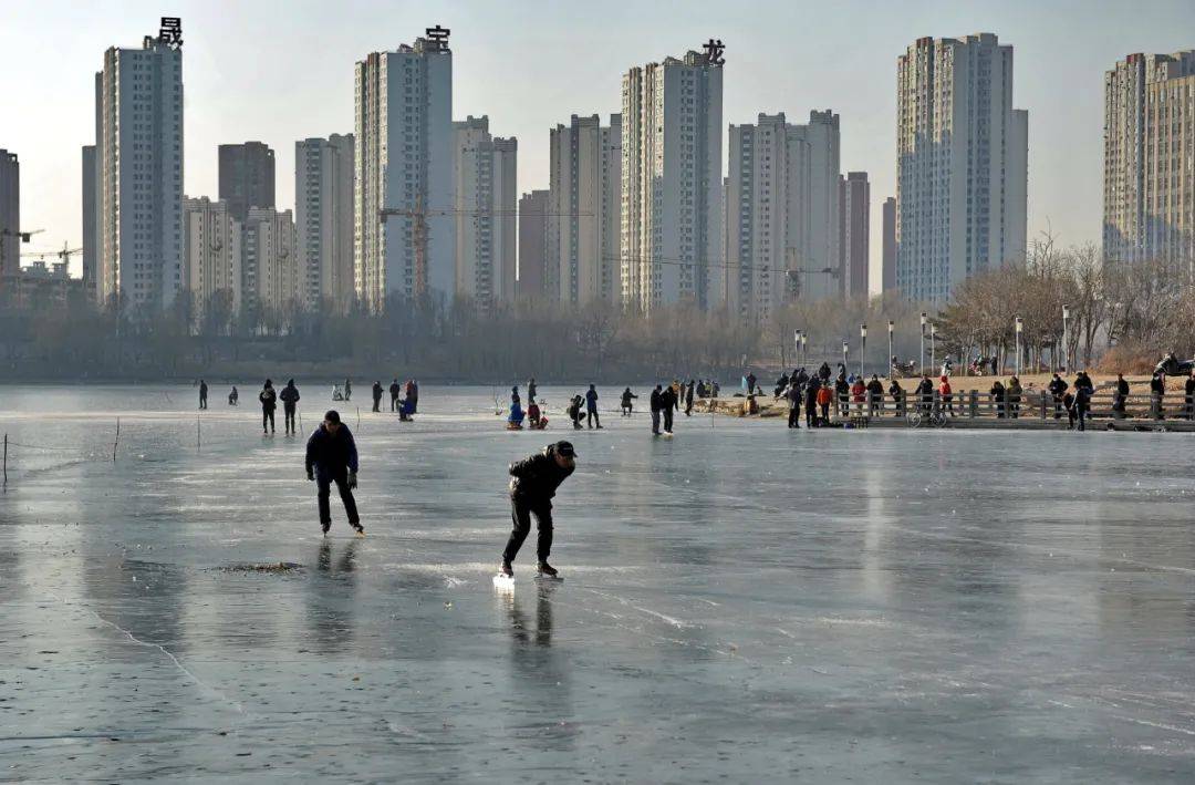 体验冰雪乐趣,须注意人身安全_滑冰