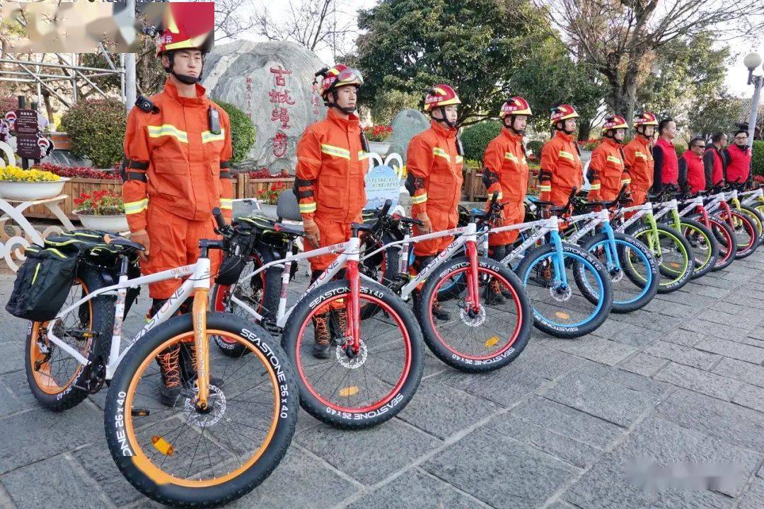 帅气自行车消防巡查队亮相大理古城