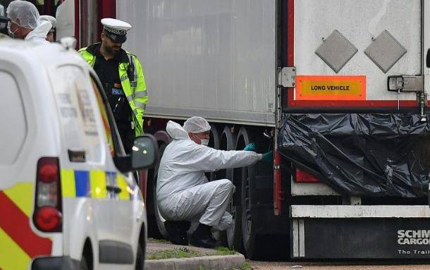 英国货车惨案：集装箱内有多处深洞刮痕，一对