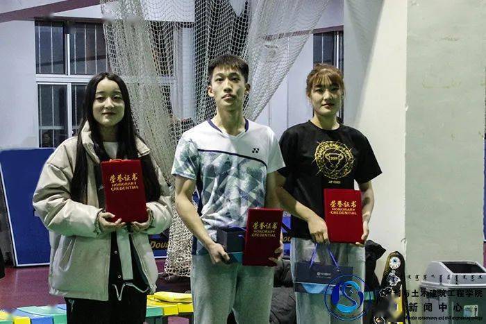 女双第二名 刘雅楠 谢娅星羽毛球男单第五名 吴鑫宇羽毛球女单第六名
