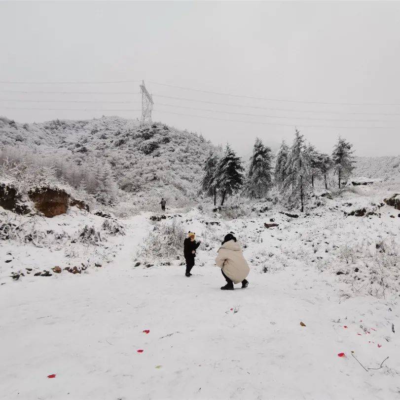 泥巴山解锁“雪景模式”！游客直呼过瘾！