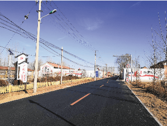 丁家庄村村街路面硬化到村民家门口.