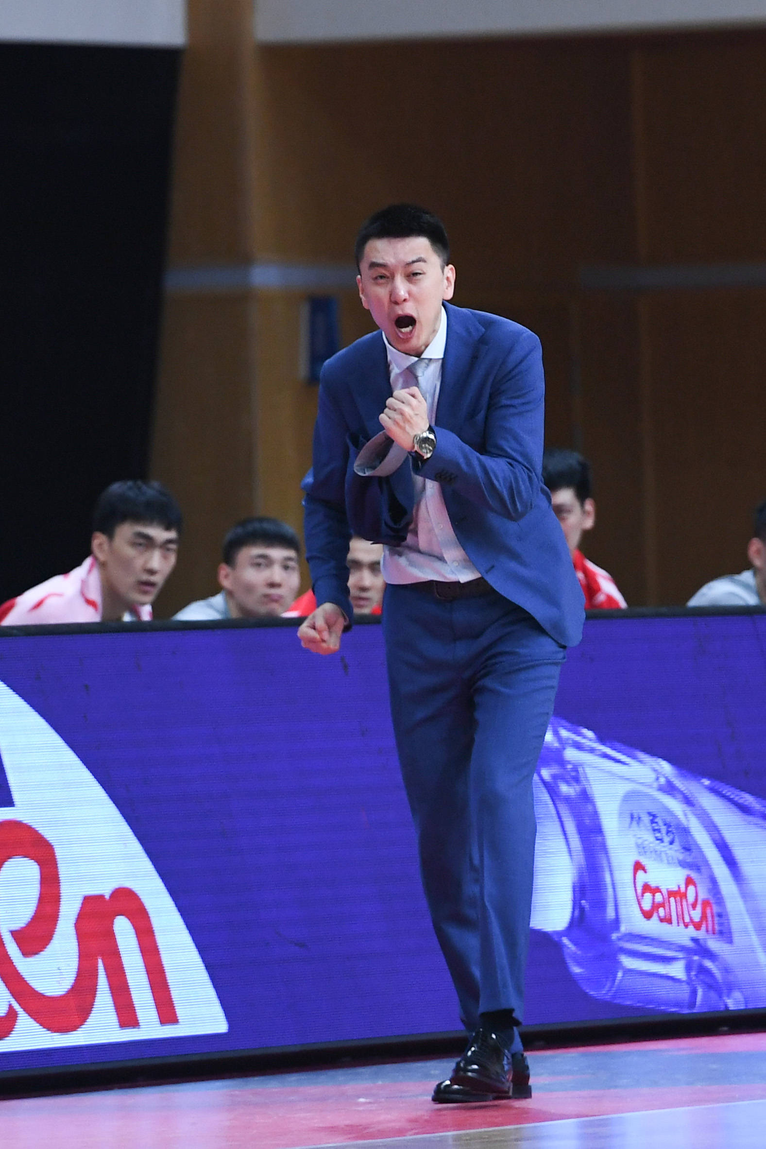 12月24日,辽宁本钢队球主教练杨鸣在比赛中.