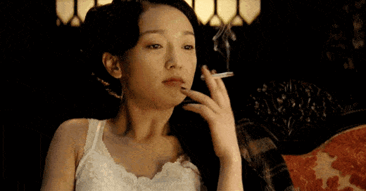 眼睛形状像圆顿的小鹿眼,卧蚕十分饱满,这样清纯可爱的特征搭配眼角