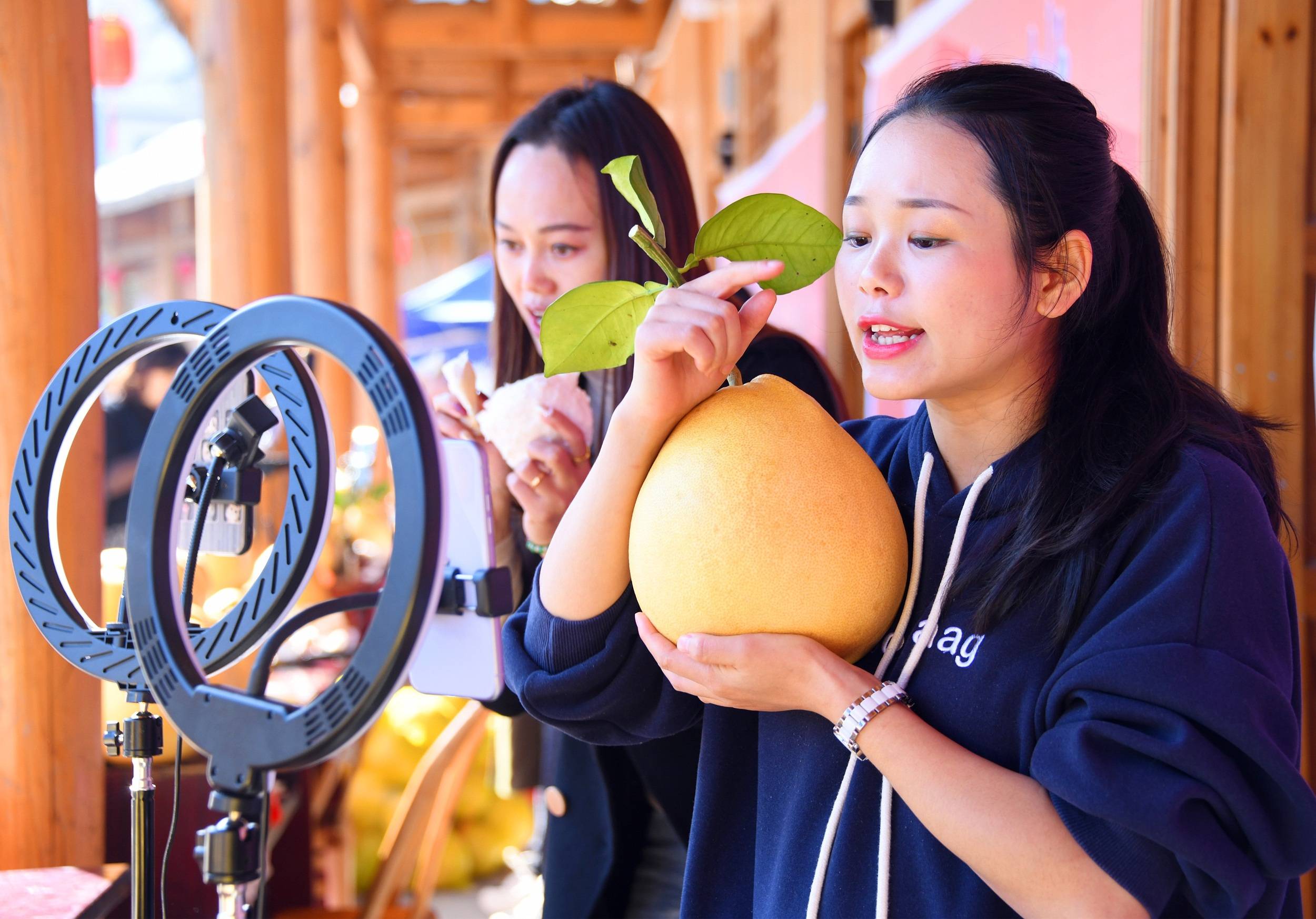 60万带货主播迎来「冰点时刻?_直播