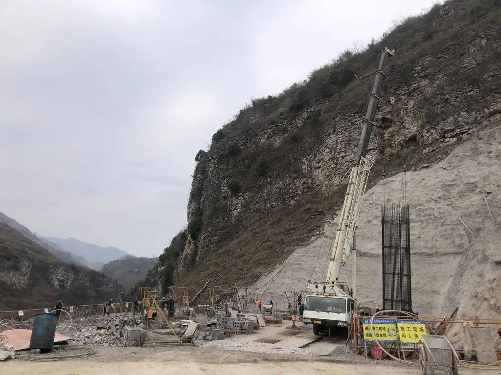 12月21日,镇七高速项目部筒车河特大桥第一根桩基(10-16)钢筋笼下放