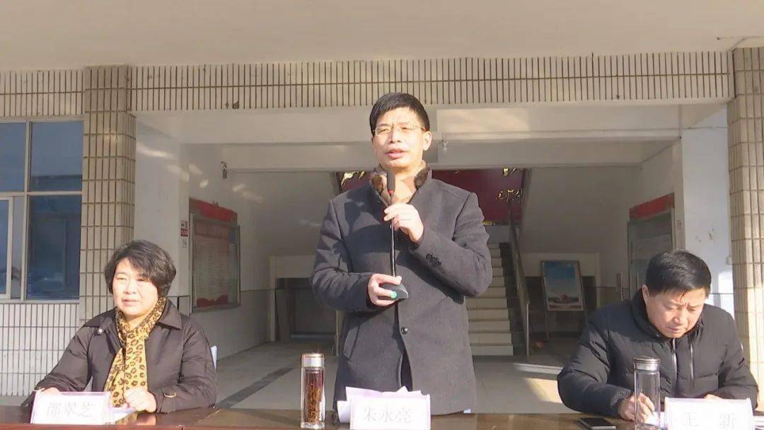 朱永亮宣布发放仪式开始,并向网格员发放了工作马甲及网格员工作证.