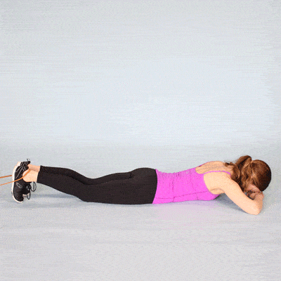 1,选择舒适的姿势趴在地面上,将弹力带固定好,另一端套在脚踝上.