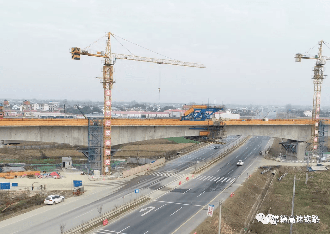 汉寿沅江特大桥跨汉德大道连续梁顺利合龙,常益长高铁越来越近了!