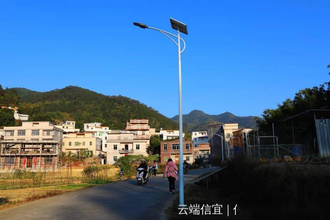盏盏路灯照亮群众幸福路 夜幕降下,一盏盏太阳能路灯瞬时亮起,照亮了