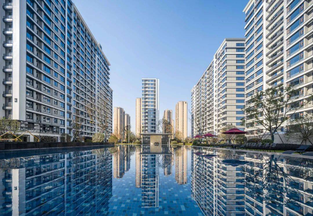 在德清国际会议中心一侧,凤栖湖公园之旁,德信大家·时代公馆终于大美