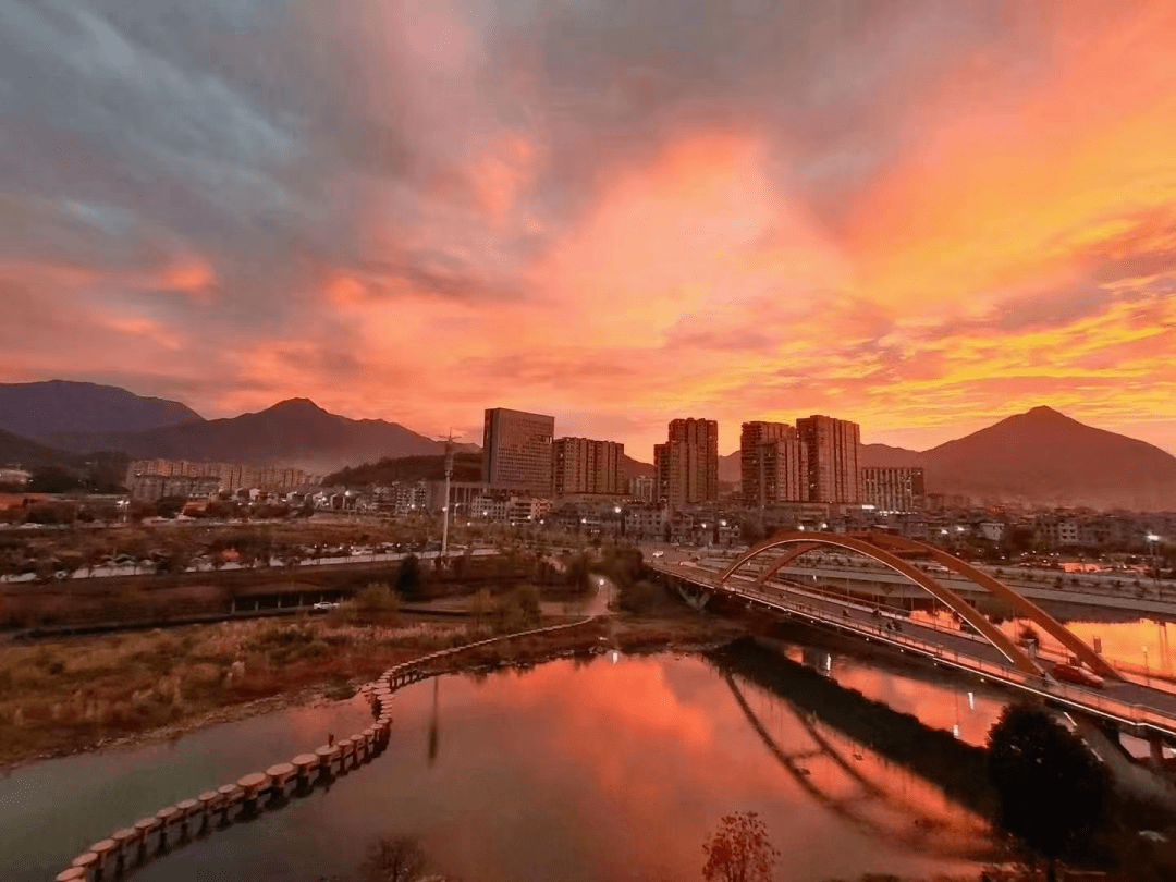 理塘丁真带动四川理塘gdp_理塘丁真(2)