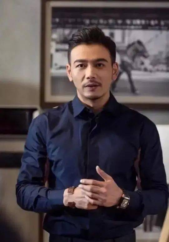 杨烁不仅具有 娴熟的演技,还有着 阳光俊朗的外表, 高大魁梧的身材