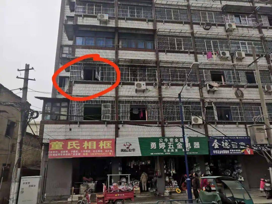 景德镇一居民楼突发火灾,围观群众高呼刺鼻难闻!