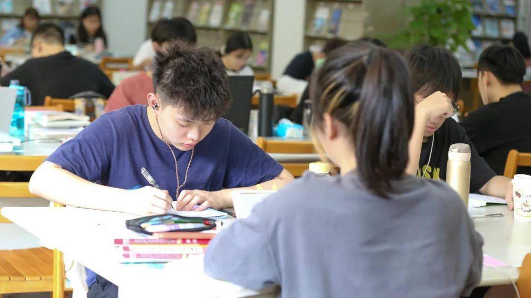 投稿截图 推文页面 一卡通学生证图片来源 | 百度百科 广外艺电视台校