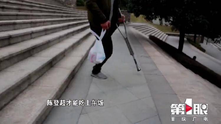 独腿外卖哥：接单量超越不少骑手 平均每天要走