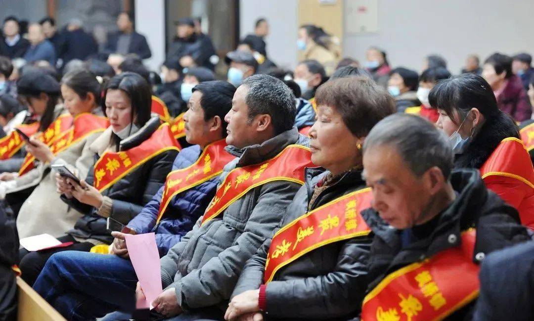 孝德学子"孝德学子,他们是:俞坷余,何婕宇,冯佳滢,陈淼