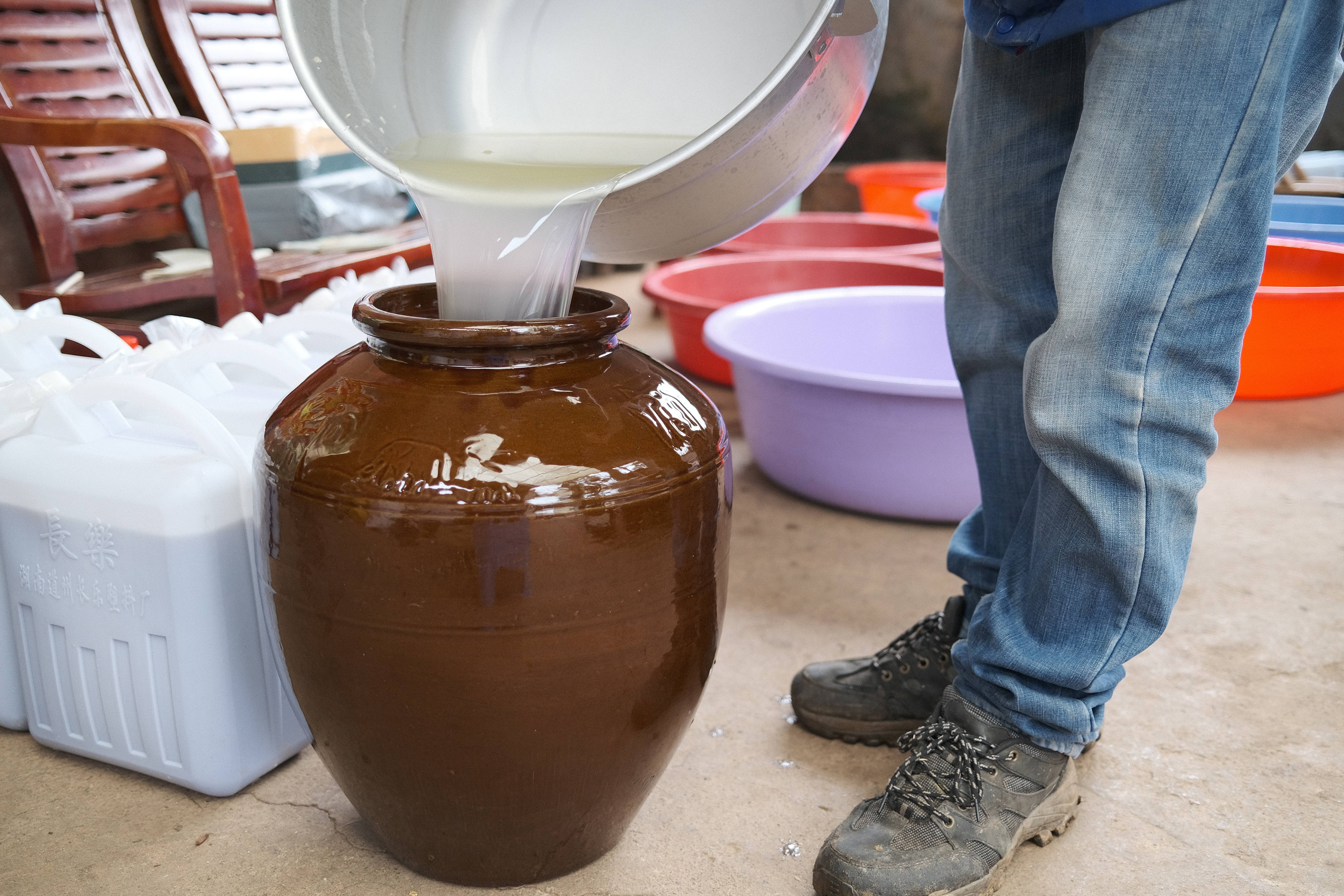 湖南这种酒被称本地"茅台 竟是牛粪堆里酿出来的