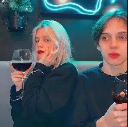 声色什么厉成语_不动声色的图片