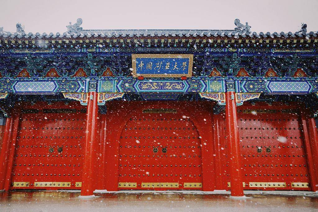 中国矿业大学南湖校区迎来降雪天气,在白雪的映衬下,红色的校门显得