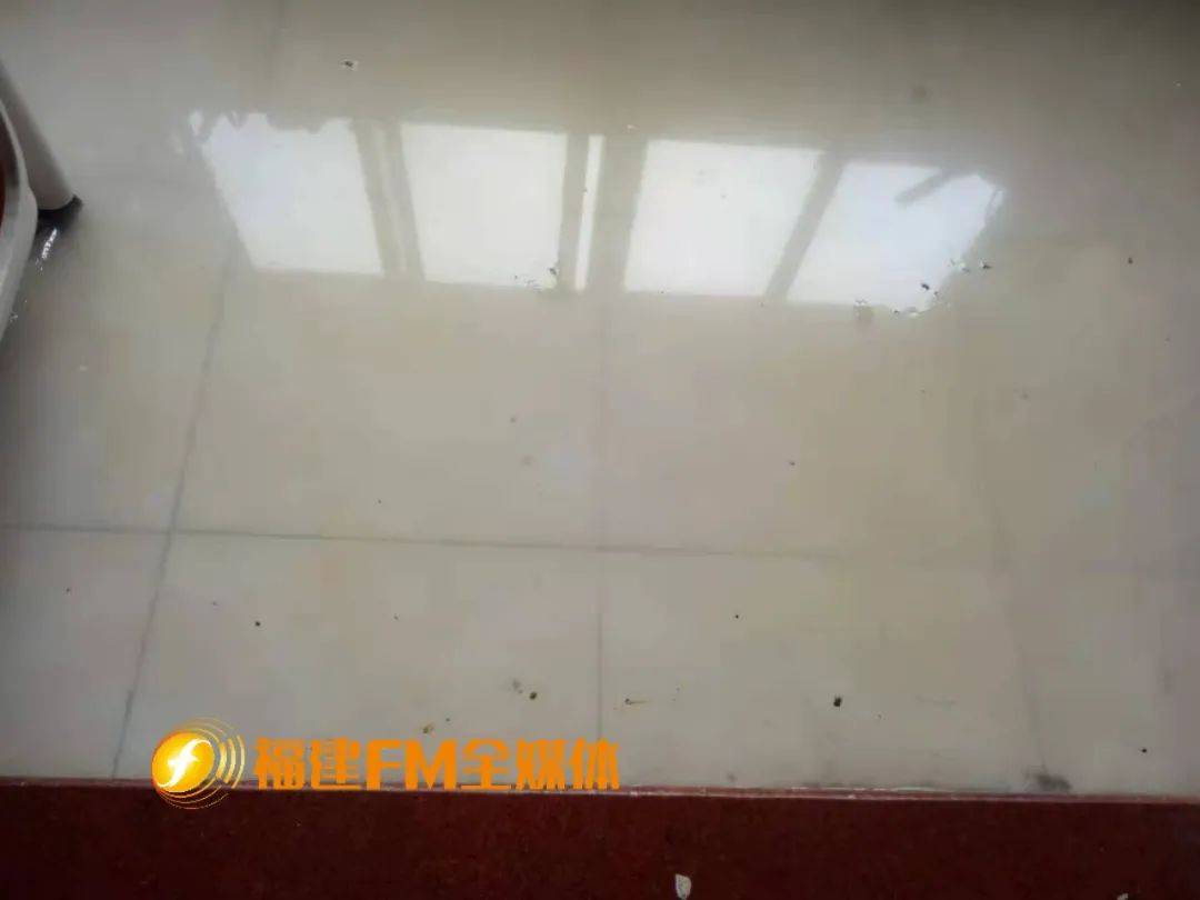 福州孙先生一觉醒来,家里被淹,水快没过脚背.