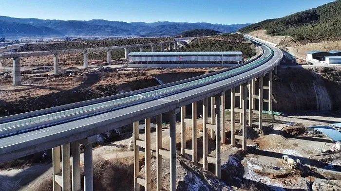 青关注试通车丽香高速建设完成