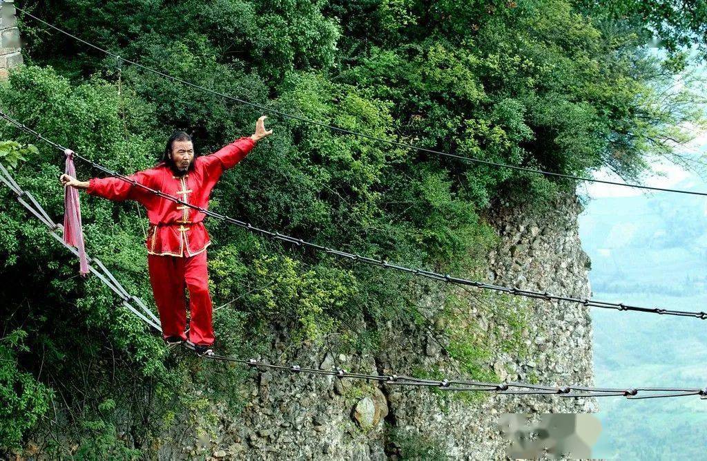 铁索飞渡双手脱链 表演者:杨海平"铁索飞渡"是指在窦圌山四面峭壁三座