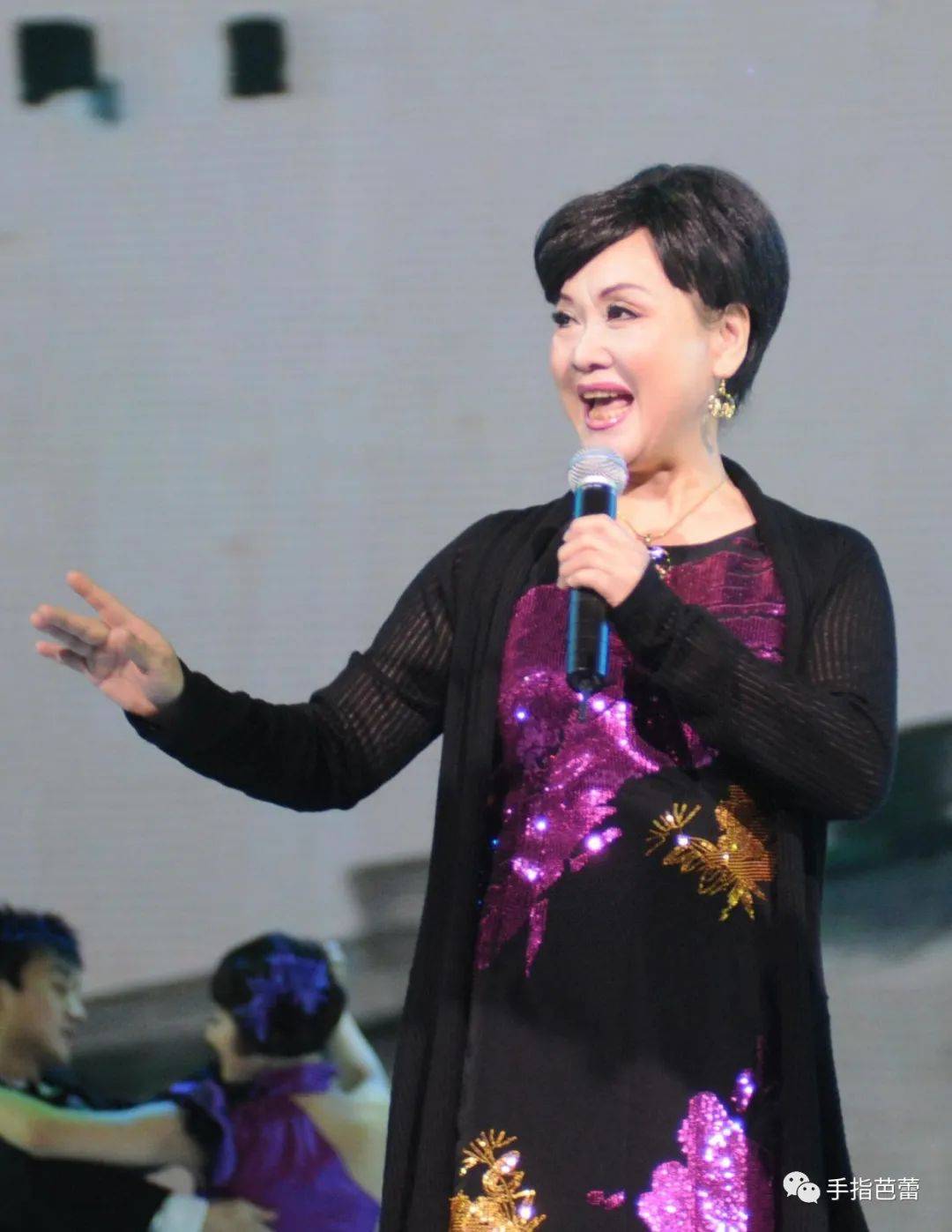 李谷一的穿搭端庄优雅尽显艺术家的风范