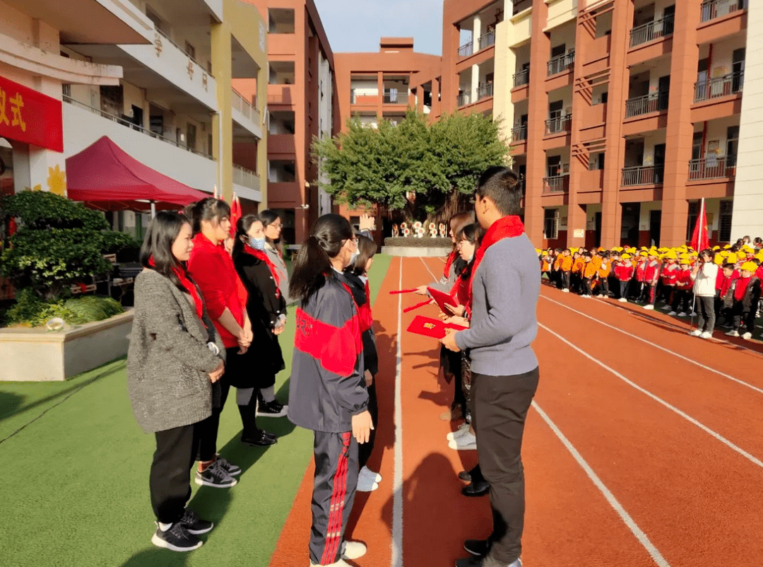 心连新年 迎新队员——记洪宽小学一年级新生入队仪式