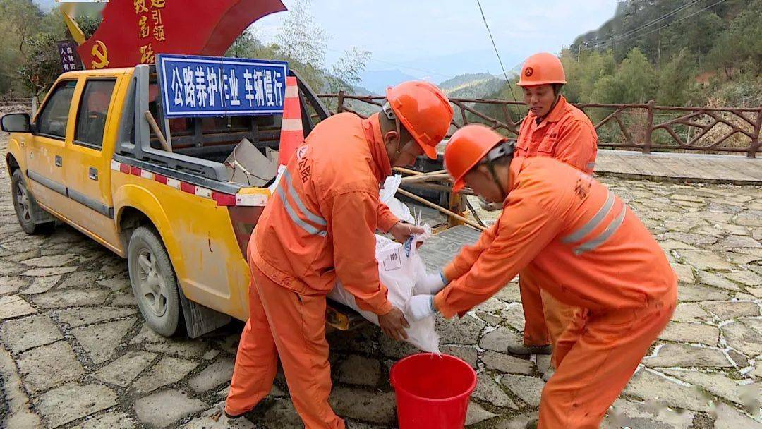 寒潮来袭公路养护工人加强巡查确保山区道路交通安全