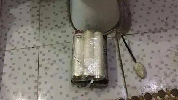 的硝磷酸铵,并倒了一些汽油,拿了以前留存的两颗纸雷管和两节导火索
