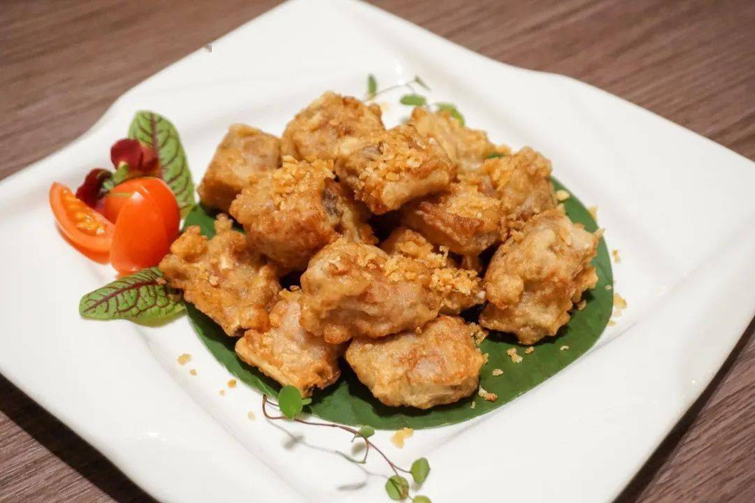 酒店内著名的锦筵和鲜筵前来助阵,带来4道人气菜色:蒜香酥炸排骨,顺德