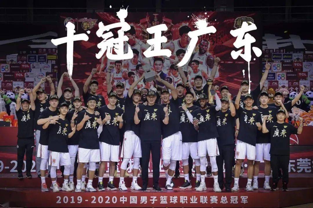 广东宏远在三局两胜的赛制下以大比分2比1夺得本赛季总冠军,卫冕成功