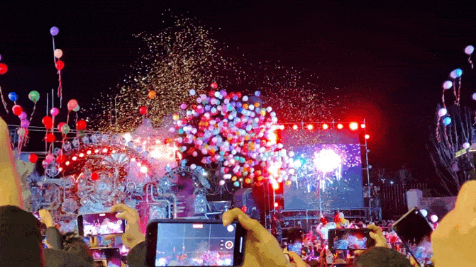 新年大合唱环节全场人士挥舞着手中的荧光棒齐唱《新年好》,一起构成