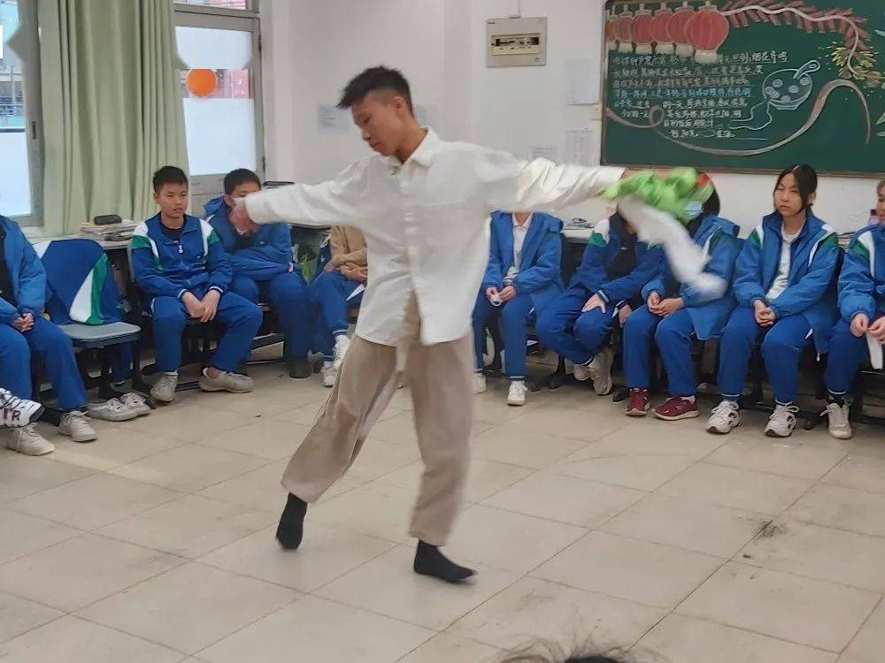 语笑喧阗迎元旦青春逐梦又一年