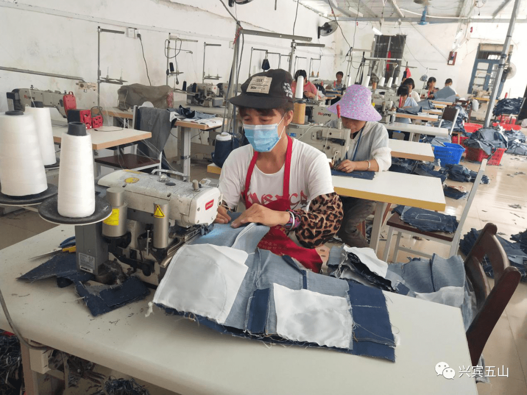 图为六贝村服装加工厂扶贫车间