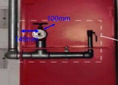 消火栓不在门轴侧,应在开启侧;消火栓口中心离地高度为1.