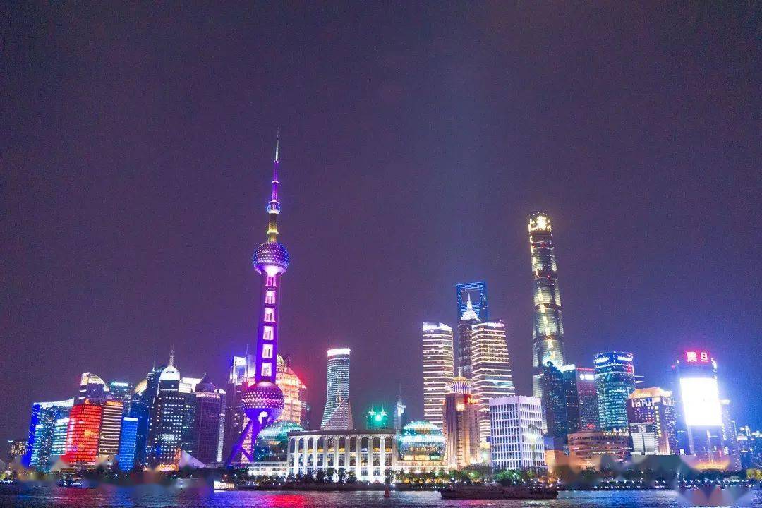 接着,团小团来到了外滩,夜景下的东方明珠与他周围的外滩建筑群显得