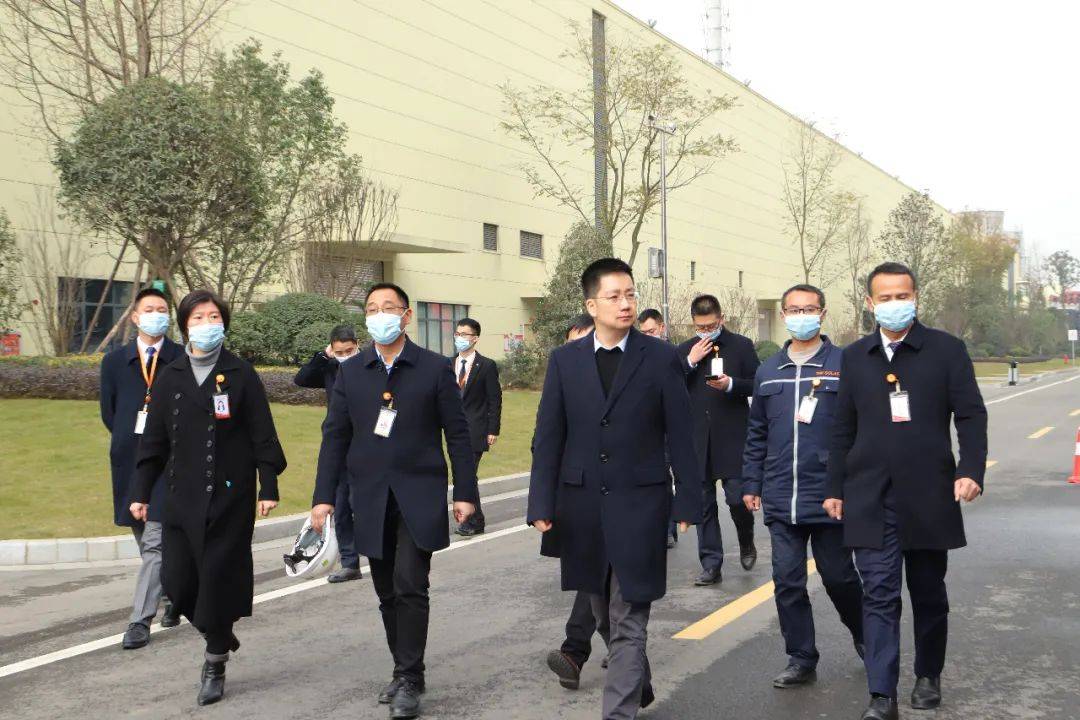 通威股份董事长谢毅元旦节亲切慰问一线员工