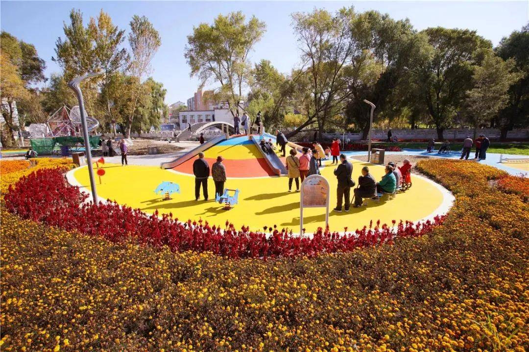 孩子们愉快地在游乐设施中玩耍…… 东山公园位于辽源市北部东山上