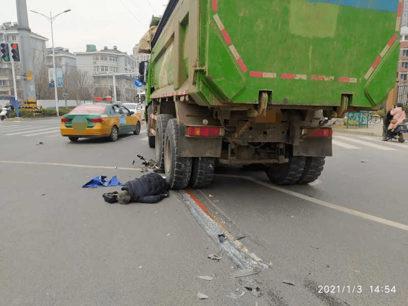 三中门口突发车祸,一老人卷入渣土车底