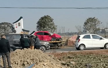 相撞事故有点严重一辆白色汽车与红色汽车发生碰撞白色汽车直接被撞到