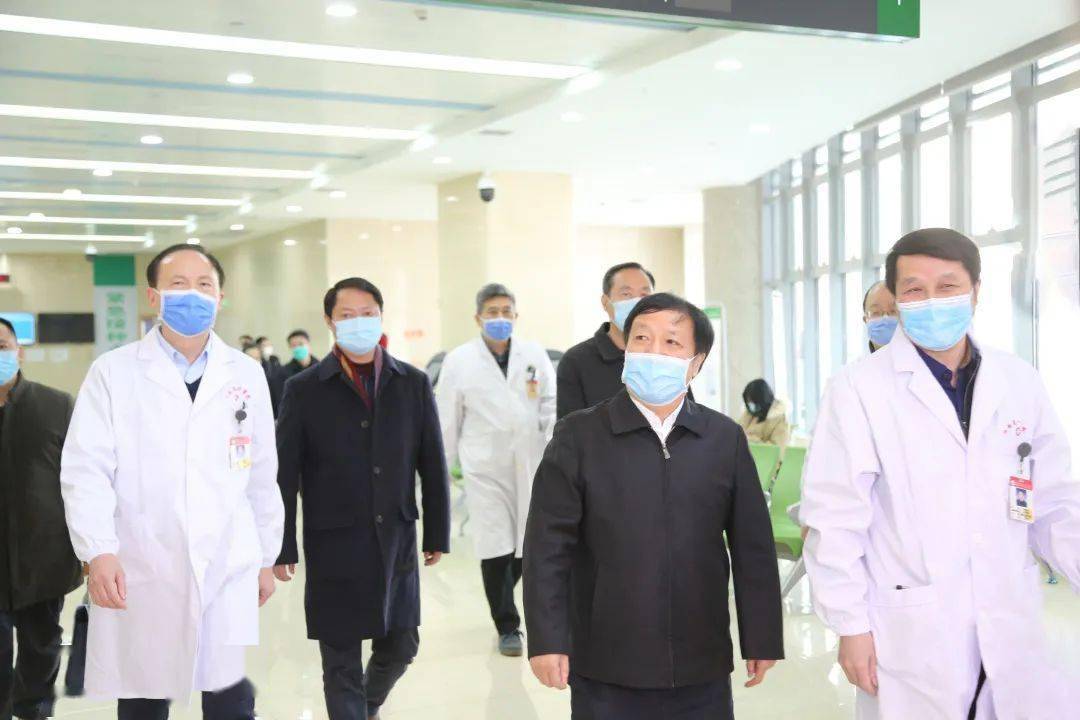 在省人民医院红谷滩院区,孙菊生察看了新冠病毒疫苗接种点登记处,储苗