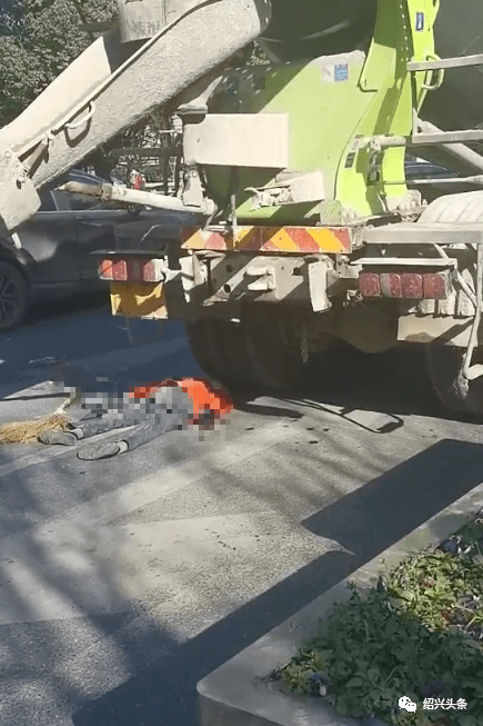 胜利路中兴路口发生严重车祸!一环卫工被搅拌车碾压,现场太揪心了