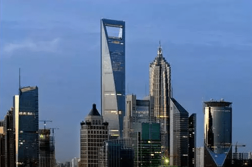 行人,还能将陆家嘴的摩天大楼及浦江两岸的上海美景尽收