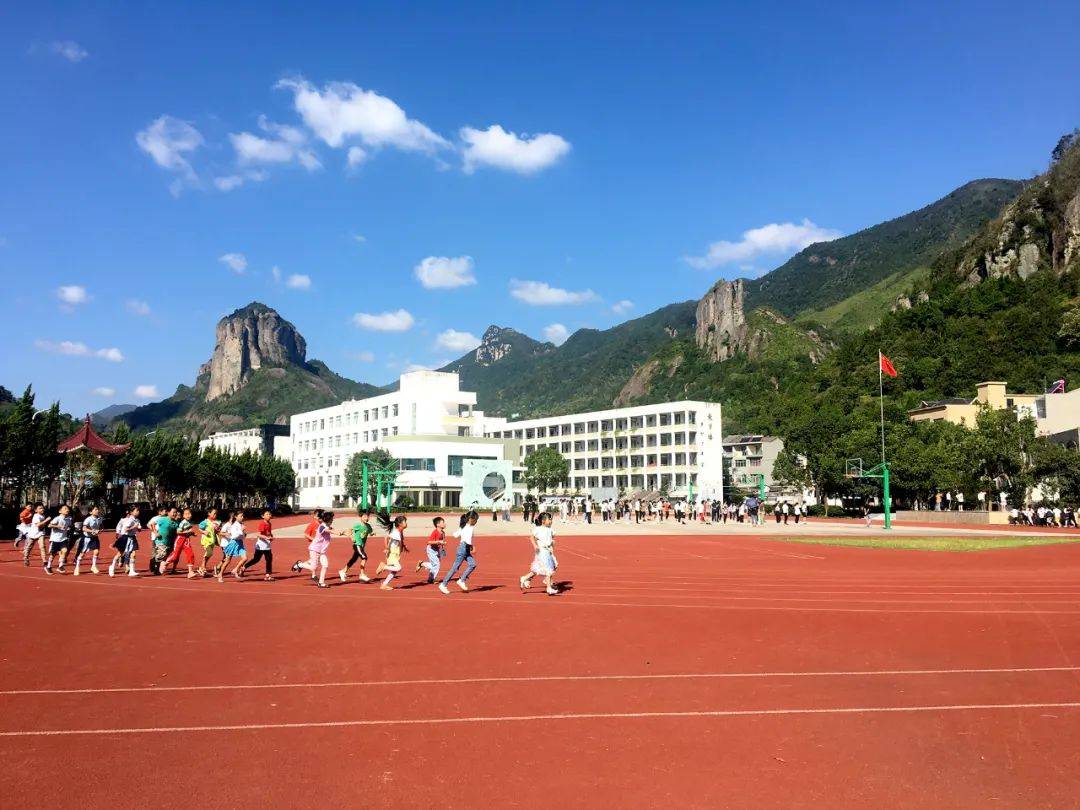 龙西乡龙西学校四共享资源,开通互联网 课堂为有效破解"师资平衡