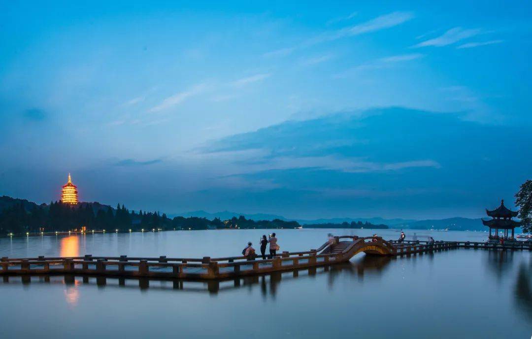 欣赏西湖全景,远眺三潭印月,品字三岛,雷峰塔,聆听许仙白娘子动人的